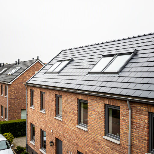 Kunststof dakraam in het schuine dak van een woning in Almere